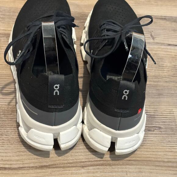 On Cloudswift 3 Black and White Sneaker - size 10 - Picture 6 of 8